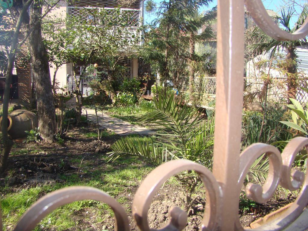 Guest House Temuri Batumi Esterno foto