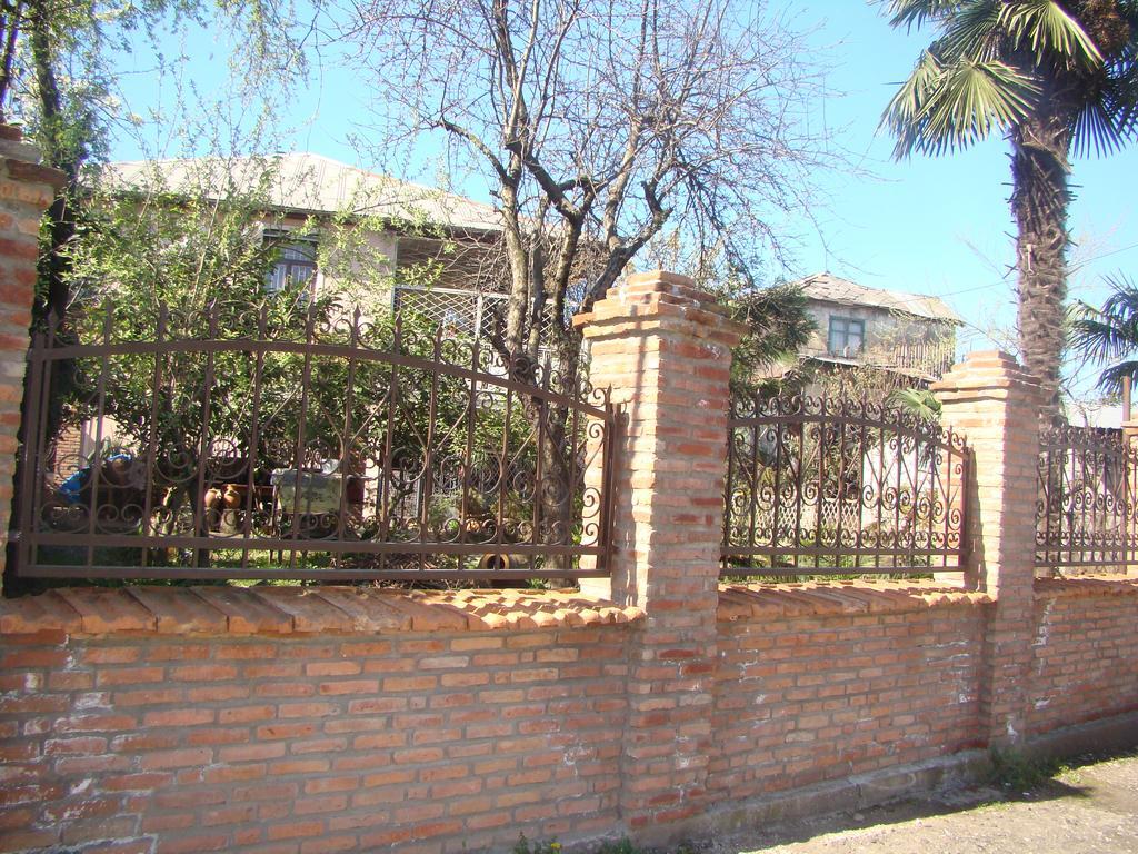 Guest House Temuri Batumi Esterno foto